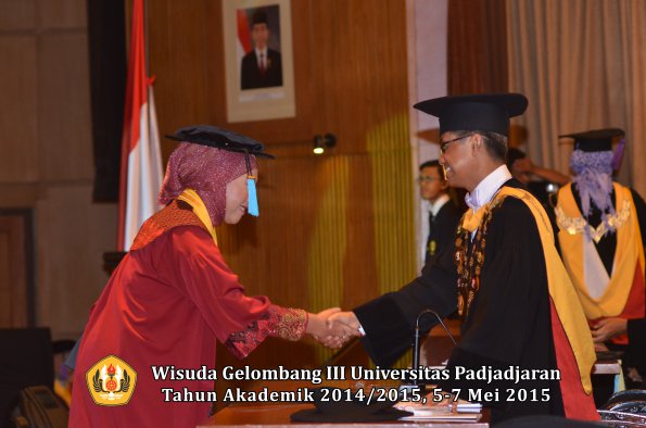Wisuda Unpad Gel III TA 2014_2015  Fakultas Ilmu Budaya oleh Rektor  039