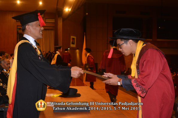 Wisuda Unpad Gel III TA 2014_2015  Fakultas Hukum oleh Dekan 035