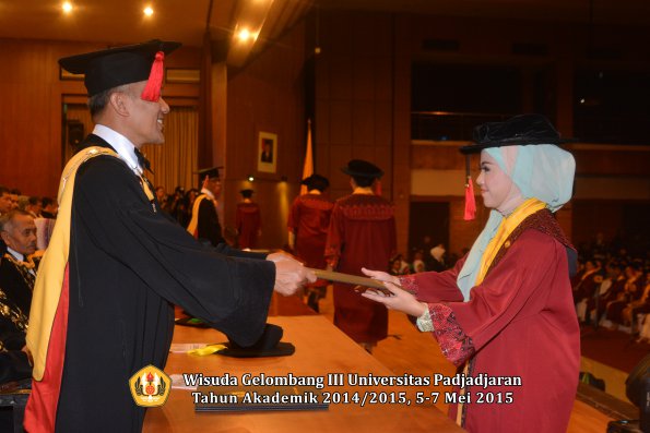 Wisuda Unpad Gel III TA 2014_2015  Fakultas Hukum oleh Dekan 042