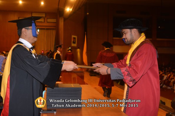 Wisuda Unpad Gel III TA 2014_2015 Fakultas ISIP oleh Dekan  012