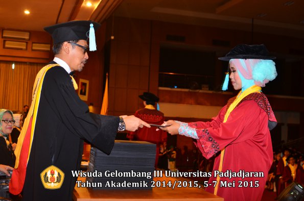 Wisuda Unpad Gel III TA 2014_2015  Fakultas Ilmu Budaya oleh Dekan  003