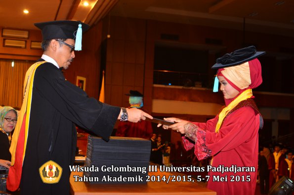 Wisuda Unpad Gel III TA 2014_2015  Fakultas Ilmu Budaya oleh Dekan  004