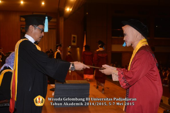Wisuda Unpad Gel III TA 2014_2015  Fakultas Ilmu Budaya oleh Dekan  008