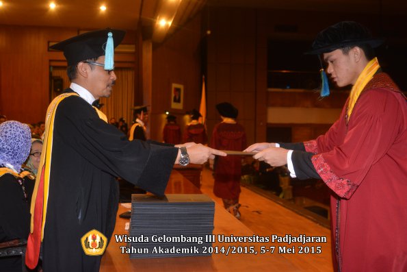 Wisuda Unpad Gel III TA 2014_2015  Fakultas Ilmu Budaya oleh Dekan  009