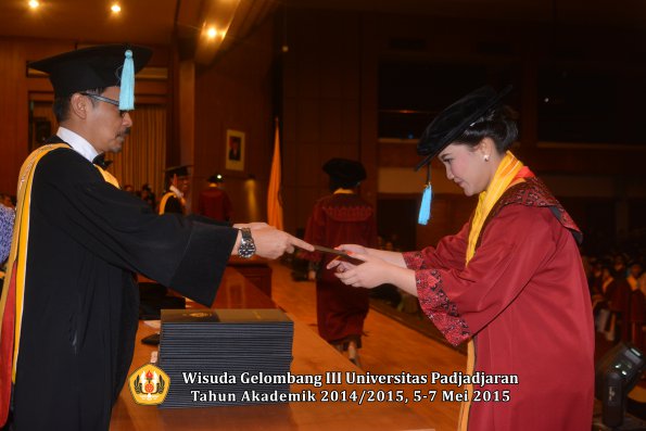 Wisuda Unpad Gel III TA 2014_2015  Fakultas Ilmu Budaya oleh Dekan  011
