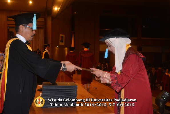 Wisuda Unpad Gel III TA 2014_2015  Fakultas Ilmu Budaya oleh Dekan  012