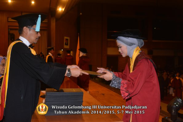 Wisuda Unpad Gel III TA 2014_2015  Fakultas Ilmu Budaya oleh Dekan  013