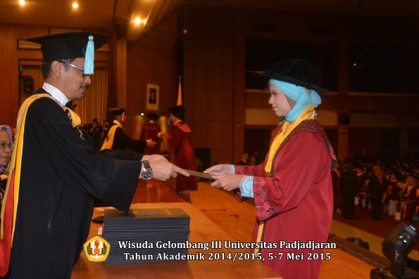 Wisuda Unpad Gel III TA 2014_2015  Fakultas Ilmu Budaya oleh Dekan  019