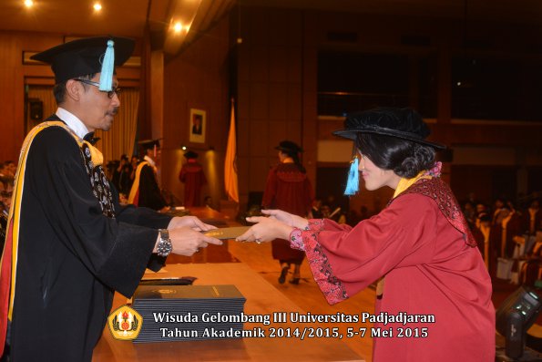 Wisuda Unpad Gel III TA 2014_2015  Fakultas Ilmu Budaya oleh Dekan  029