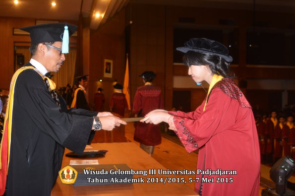 Wisuda Unpad Gel III TA 2014_2015  Fakultas Ilmu Budaya oleh Dekan  041
