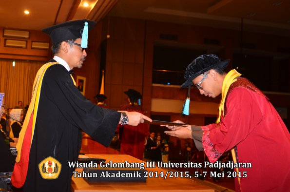Wisuda Unpad Gel III TA 2014_2015  Fakultas Ilmu Budaya oleh Dekan  042
