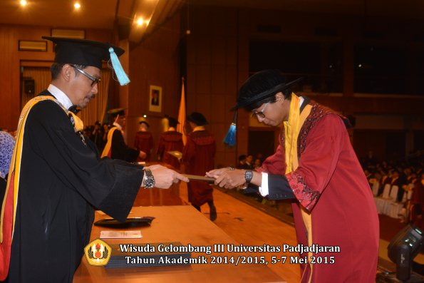 Wisuda Unpad Gel III TA 2014_2015  Fakultas Ilmu Budaya oleh Dekan  046
