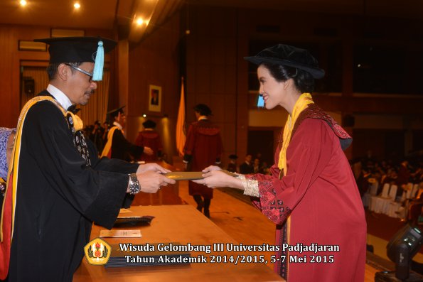 Wisuda Unpad Gel III TA 2014_2015  Fakultas Ilmu Budaya oleh Dekan  047