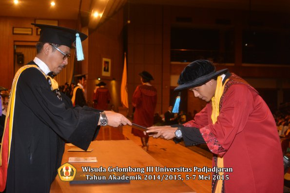 Wisuda Unpad Gel III TA 2014_2015  Fakultas Ilmu Budaya oleh Dekan  051