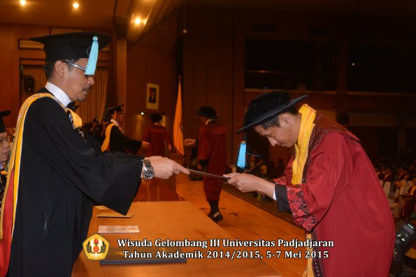 Wisuda Unpad Gel III TA 2014_2015  Fakultas Ilmu Budaya oleh Dekan  052