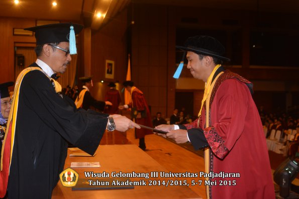 Wisuda Unpad Gel III TA 2014_2015  Fakultas Ilmu Budaya oleh Dekan  053