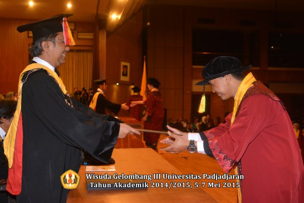 Wisuda Unpad Gel III TA 2014_2015  Fakultas Ilmu Komunikasi oleh Dekan  023