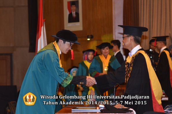 Wisuda Unpad Gel III TA 2014_2015  Fakultas Hukum oleh Rektor 010