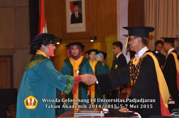 Wisuda Unpad Gel III TA 2014_2015  Fakultas Hukum oleh Rektor 011