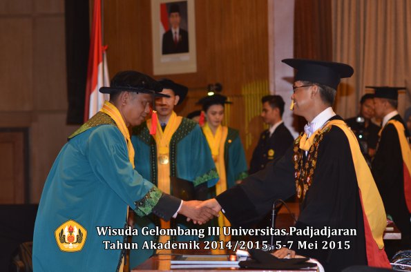Wisuda Unpad Gel III TA 2014_2015  Fakultas Hukum oleh Rektor 016