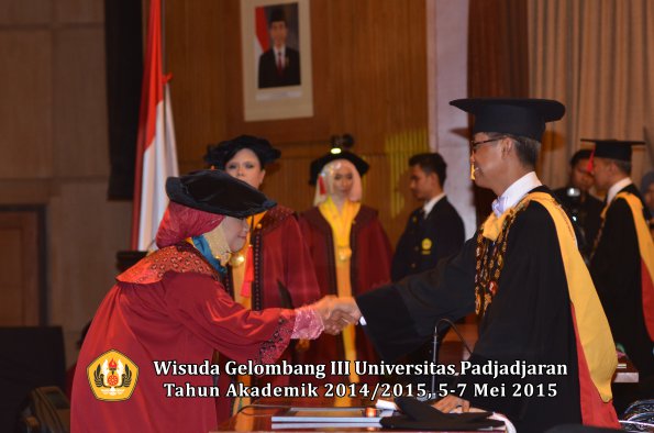 Wisuda Unpad Gel III TA 2014_2015  Fakultas Hukum oleh Rektor 022