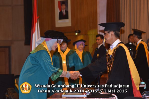Wisuda Unpad Gel III TA 2014_2015  Fakultas Ekonomi dan Bisnis oleh Rektor 012