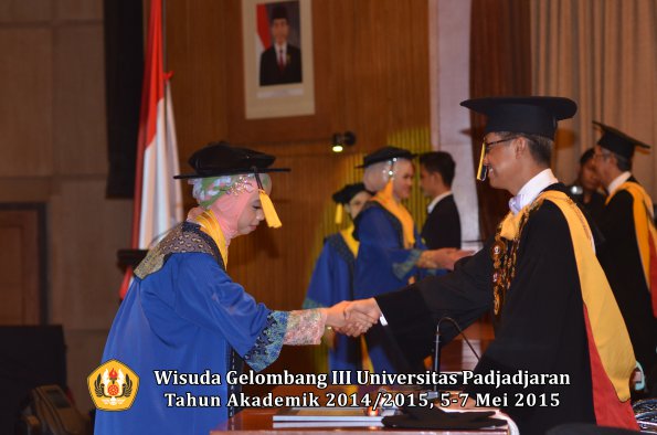 Wisuda Unpad Gel III TA 2014_2015  Fakultas Ekonomi dan Bisnis oleh Rektor 080
