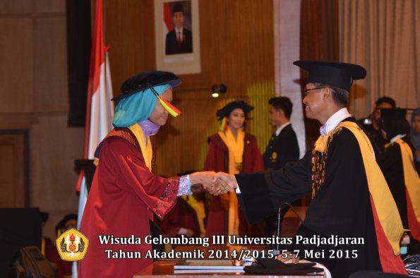 Wisuda Unpad Gel III TA 2014_2015 Fakultas Mipa oleh Rektor  010
