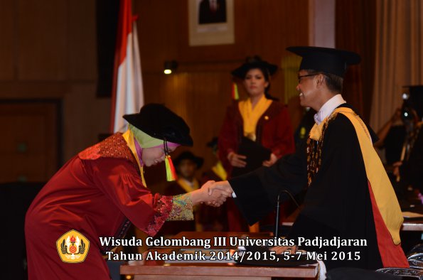 Wisuda Unpad Gel III TA 2014_2015 Fakultas Mipa oleh Rektor  024