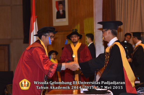 Wisuda Unpad Gel III TA 2014_2015 Fakultas ISIP oleh Rektor  011