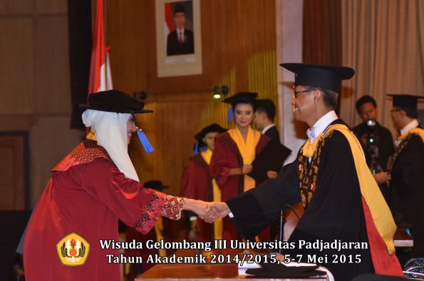 Wisuda Unpad Gel III TA 2014_2015 Fakultas ISIP oleh Rektor  016
