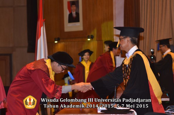 Wisuda Unpad Gel III TA 2014_2015 Fakultas ISIP oleh Rektor  030