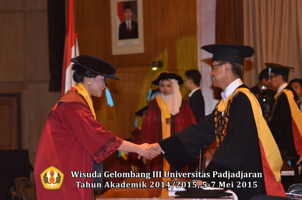 Wisuda Unpad Gel III TA 2014_2015  Fakultas Ilmu Budaya oleh Rektor 011
