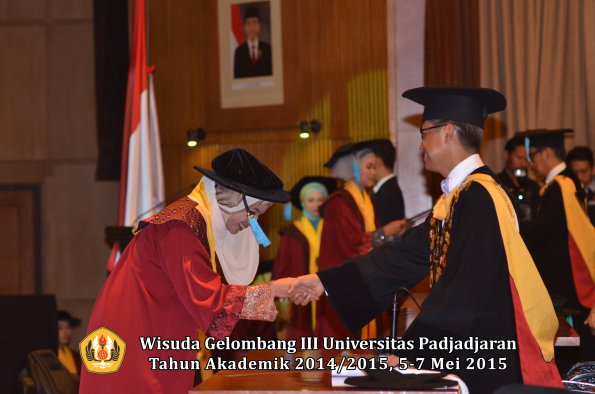 Wisuda Unpad Gel III TA 2014_2015  Fakultas Ilmu Budaya oleh Rektor 012