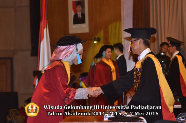 Wisuda Unpad Gel III TA 2014_2015  Fakultas Ilmu Budaya oleh Rektor 023