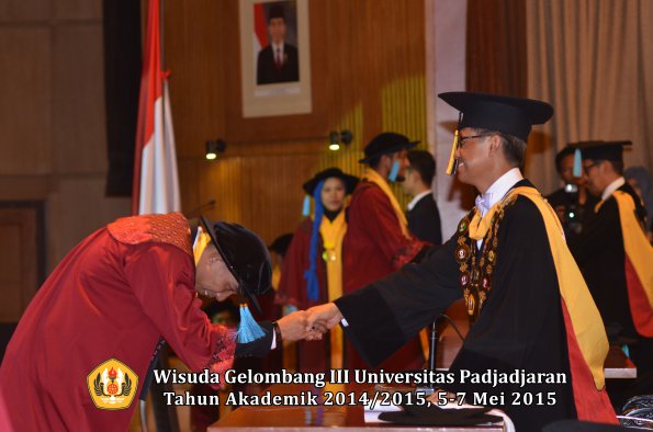 Wisuda Unpad Gel III TA 2014_2015  Fakultas Ilmu Budaya oleh Rektor 030