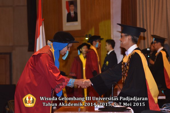 Wisuda Unpad Gel III TA 2014_2015  Fakultas Ilmu Budaya oleh Rektor 032
