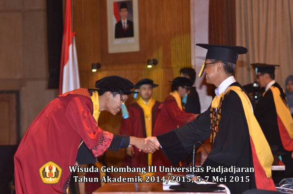 Wisuda Unpad Gel III TA 2014_2015  Fakultas Ilmu Budaya oleh Rektor 034