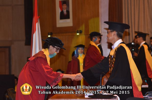 Wisuda Unpad Gel III TA 2014_2015  Fakultas Ilmu Budaya oleh Rektor 035