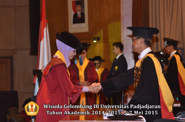Wisuda Unpad Gel III TA 2014_2015  Fakultas Ilmu Budaya oleh Rektor 043