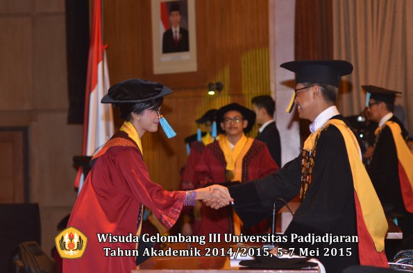 Wisuda Unpad Gel III TA 2014_2015  Fakultas Ilmu Budaya oleh Rektor 044