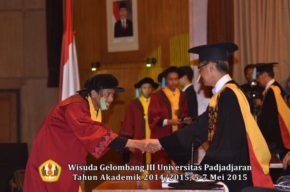 Wisuda Unpad Gel III TA 2014_2015  Fakultas Ilmu Budaya oleh Rektor 051