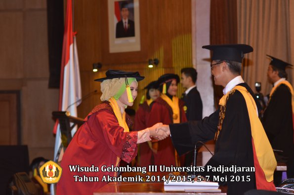 Wisuda Unpad Gel III TA 2014_2015  Fakultas Ilmu Komunikasi oleh Rektor  015