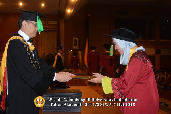 Wisuda Unpad Gel III TA 2014_2015  Fakultas Kedokteran oleh Dekan 013