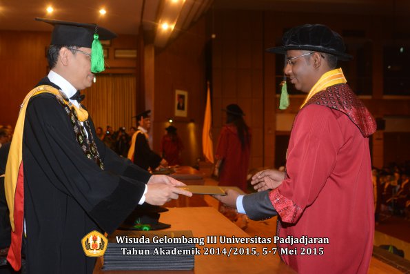 Wisuda Unpad Gel III TA 2014_2015  Fakultas Kedokteran oleh Dekan 027