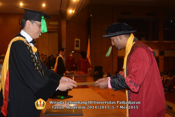 Wisuda Unpad Gel III TA 2014_2015  Fakultas Kedokteran oleh Dekan 047
