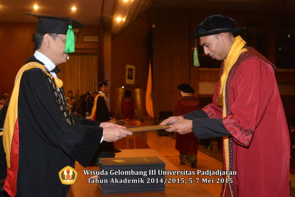 Wisuda Unpad Gel III TA 2014_2015  Fakultas Kedokteran oleh Dekan 054