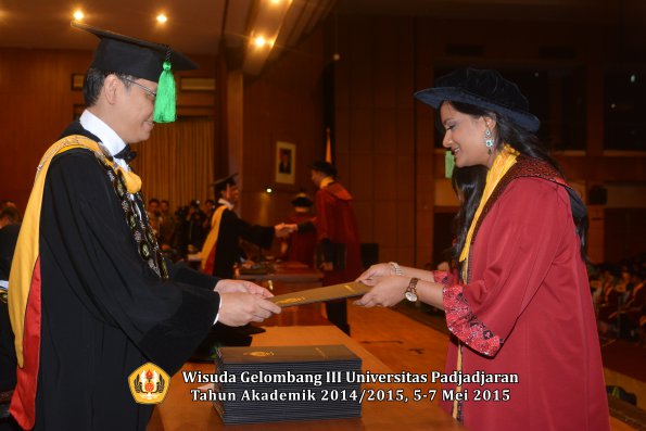 Wisuda Unpad Gel III TA 2014_2015  Fakultas Kedokteran oleh Dekan 055