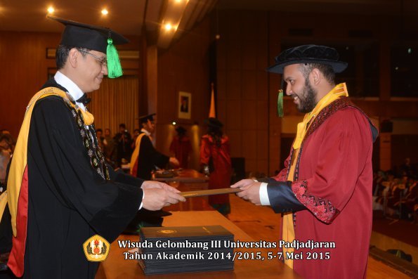 Wisuda Unpad Gel III TA 2014_2015  Fakultas Kedokteran oleh Dekan 057