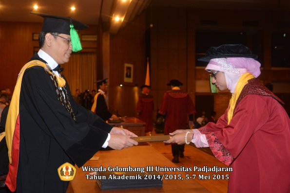 Wisuda Unpad Gel III TA 2014_2015  Fakultas Kedokteran oleh Dekan 072